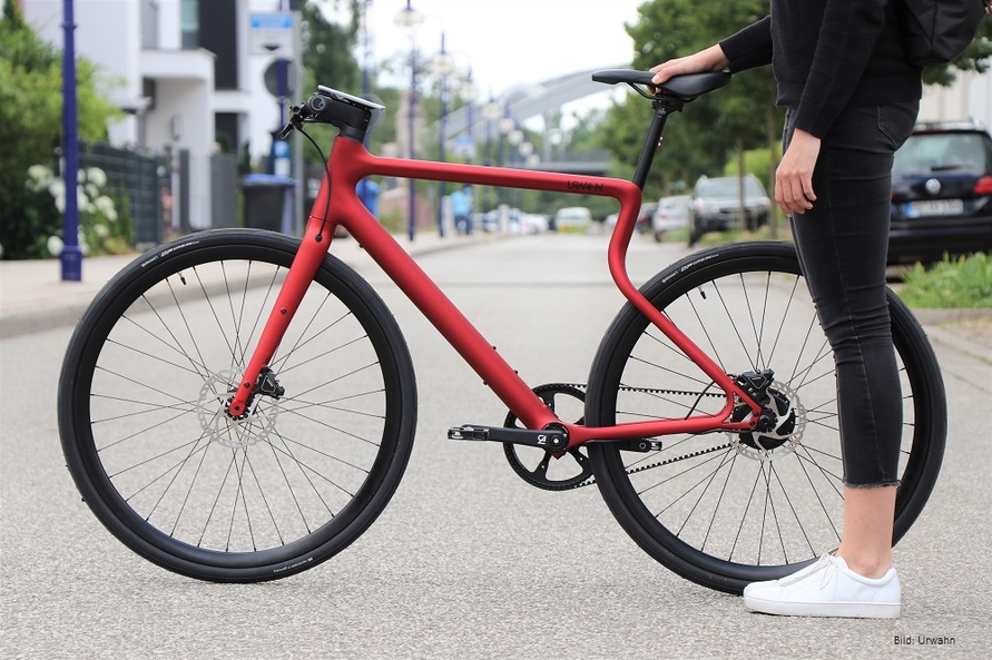 rotes E-Bike mit Bein