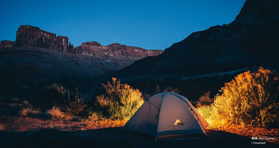 Ein Zelt steht in der Natur bei Nacht