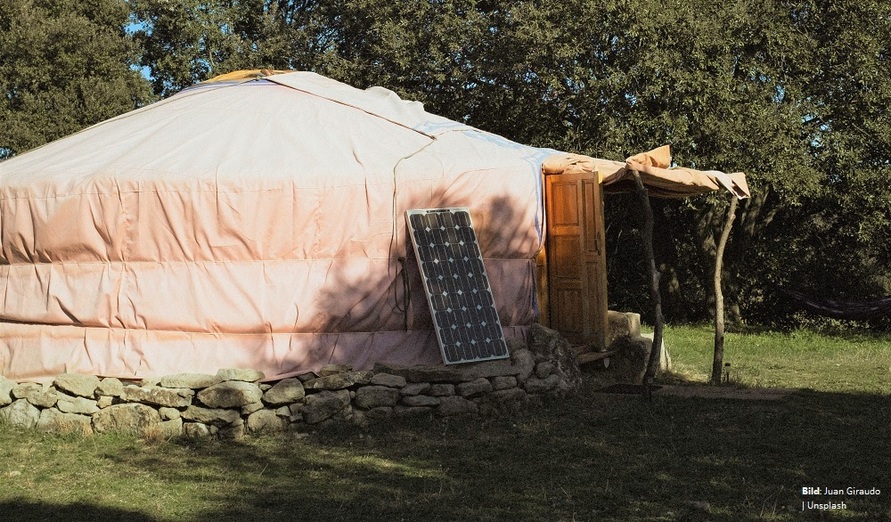 Ein Haus in der Natur mit einem Solar-Modul