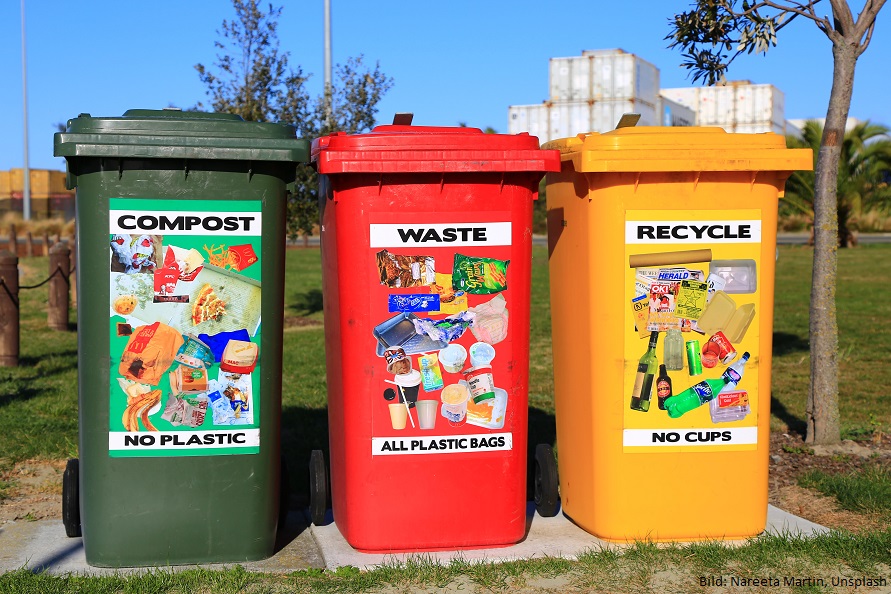 unterschiedliche Mülltonnen mit den englischen Aufschriften Compost, Waste, Recycle