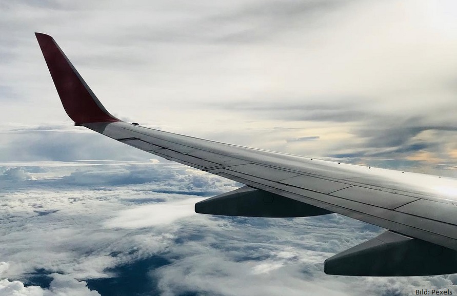Sicht aus einem Flugzeug auf dessen Flügel