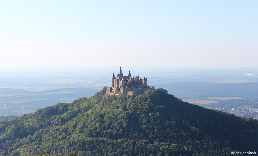 Burg Hohenzollern auf einem Berg voller Bäume