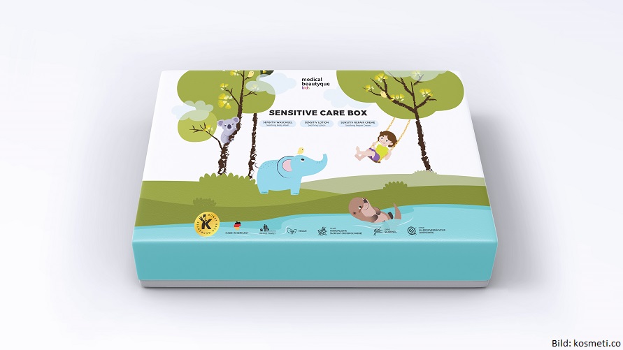 Sensitive Care Box mit einem Aufdruck von gemalten Bäumen, einer Wiese und einem Fluss mit verschiedenen Tieren und einem Kind auf einer Schaukel
