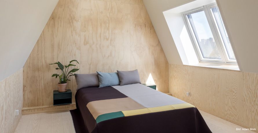 Bett unter Dachschräge im nachhaltigen Schlafzimmer